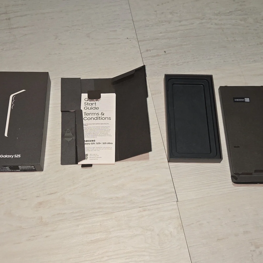 For sale is only the empty box with everything seen in Galaxy S25 Smartphone Box